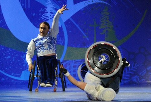 22일(현지시각) 밴쿠버 동계장애인올림픽 폐막식에서 휠체어 댄서 막심 세다코프(오른쪽)가 화려한 퍼포먼스를 선보이고 있다.