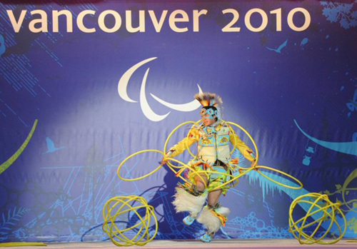22일(현지시각) 밴쿠버 동계장애인올림픽 폐막식에서 알렉스 웰스가 화려한 퍼포먼스를 선보이고 있다.