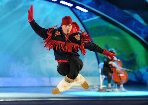 22일(현지시각) 밴쿠버 동계장애인올림픽 폐막식에서 켈리 스미스가 화려한 퍼포먼스를 선보이고 있다.