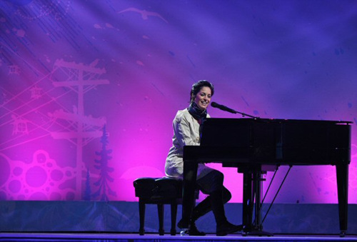 22일(현지시각) 밴쿠버 동계장애인올림픽 폐막식에서 캐나다 가수 Chantal Kreviazuk가 노래를 부르고 있다.