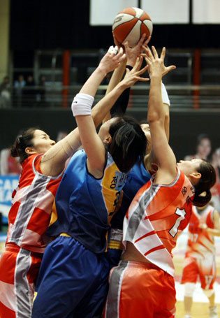 23일 구리실내체육관에서 열린 THE Bank 신한은행 2009~2010 여자프로농구 플레이오프 3차전 금호생명과 신한은행의 경기에서 양팀 선수들이 리바운드된 공을 다투고 있다.