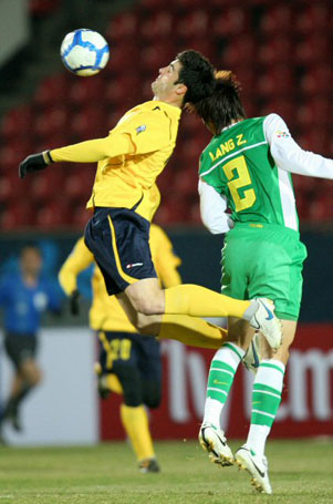 23일 성남탄천종합운동장에서 벌어진 2010 AFC 챔피언스리그 조별리그 E조 3차전 베이징 궈안과 성남 일화의 경기에서 성남 라돈치치(왼쪽)와 베이징 랑 쳉이 공중 볼 다툼을 벌이고 있다.