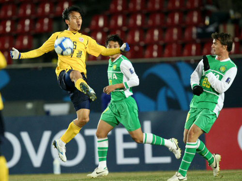 23일 성남탄천종합운동장에서 벌어진 2010 AFC 챔피언스리그 조별리그 E조 3차전 베이징 궈안과 성남 일화의 경기에서 성남 전광진(왼쪽)이 베이징 조엘에 앞서 볼을 차내고 있다.