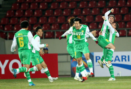 23일 성남탄천종합운동장에서 벌어진 2010 AFC 챔피언스리그 조별리그 E조 3차전 베이징 궈안과 성남 일화의 경기에서 전반 첫 골을 넣은 베이징 로스(오른쪽에서 2번째)가 동료들과 함께 기뻐하고 있다.