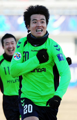 24일 오후 중국 창춘 진카이경기장에서 열린 2010 AFC(아시아축구연맹)챔피언스리그 조별리그 F조 3차전 전북 현대와 챵춘 야타이의 경기에서 후반전 역전골을 넣은 이동국이 환호하고 있다. 동점골을 넣은 최태욱이 뒤를 따르고 있다.