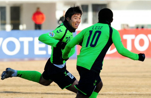 24일 오후 중국 창춘 진카이경기장에서 열린 2010 AFC(아시아축구연맹)챔피언스리그 조별리그 F조 3차전 전북 현대와 챵춘 야타이의 경기에서 후반전 역전골을 넣은 이동국이 환호하고 있다.