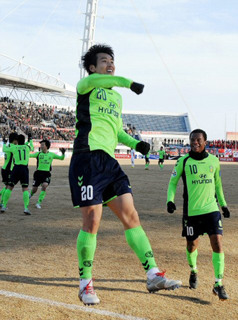24일 오후 중국 창춘 진카이경기장에서 열린 2010 AFC(아시아축구연맹)챔피언스리그 조별리그 F조 3차전 전북 현대와 챵춘 야타이의 경기에서 후반전 역전골을 넣은 이동국이 환호하고 있다.