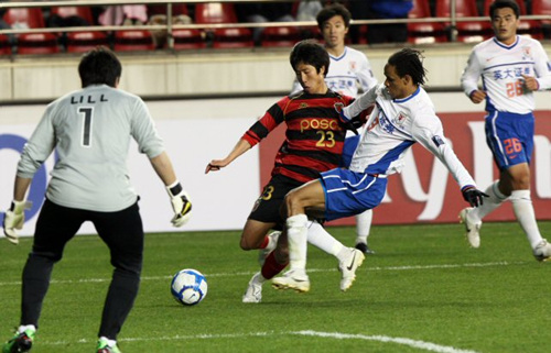 24일 경북 포항스틸야드에서 열린 2010 아시아축구연맹(AFC) 챔피언스리그 조별리그 포항 스틸러스-산둥 루넝(중국) 경기에서 포항의 유창현이 상대 골문으로 돌진하며 슛을 시도하고 있다.