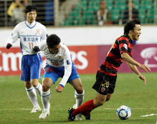 24일 경북 포항스틸야드에서 열린 2010 아시아축구연맹(AFC) 챔피언스리그 조별리그 포항 스틸러스-산둥 루넝(중국) 경기에서 포항의 신형민이 중국의 시아에 걸려 넘어지고 있다.