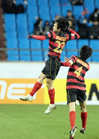 24일 경북 포항스틸야드에서 열린 2010 아시아축구연맹(AFC) 챔피언스리그 조별리그 포항 스틸러스-산둥 루넝(중국) 경기에서 포항의 노병준이 골을 성공시킨 뒤 환호하고 있다.