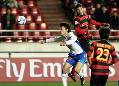 24일 경북 포항스틸야드에서 열린 2010 아시아축구연맹(AFC) 챔피언스리그 조별리그 포항 스틸러스-산둥 루넝(중국) 경기에서 포항의 모따가 헤딩슛을 날리고 있다.
