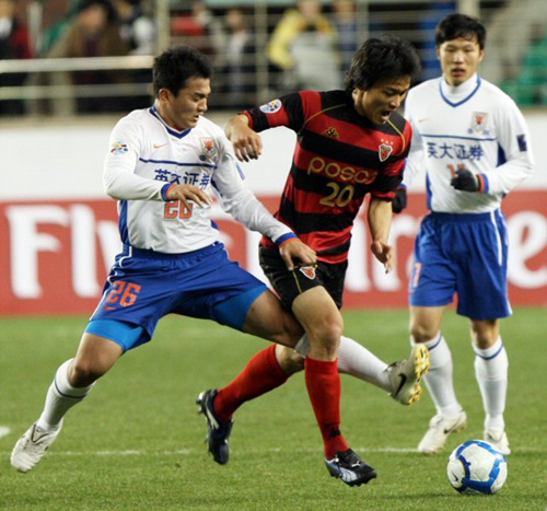24일 경북 포항스틸야드에서 열린 2010 아시아축구연맹(AFC) 챔피언스리그 조별리그 포항 스틸러스-산둥 루넝(중국) 경기에서 포항의 신형민과 중국의 시아가 공을 다투고 있다.