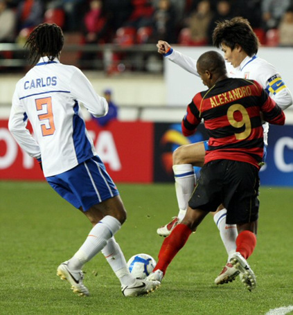 24일 경북 포항스틸야드에서 열린 2010 아시아축구연맹(AFC) 챔피언스리그 조별리그 포항 스틸러스-산둥 루넝(중국) 경기에서 포항의 알렉산드로가 상대 카를로스 등 수비 2명과 공을 다투고 있다.