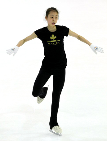 2010 ISU 세계 피겨스케이팅 선수권대회에 참가하는 곽민정이 25일 밤 이탈리아 토리노 타졸리 빙상장에서 몸을 풀고 있다.