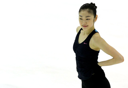 세계 피겨스케이팅 선수권대회 2연패에 도전하는 '피겨 퀸' 김연아가 25일 밤 이탈리아 토리노 타졸리 빙상장에서 열린 연습에서 가볍게 몸을 풀고 있다.