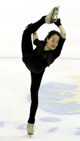 2010 ISU 세계 피겨스케이팅 선수권대회에 참가하는 '일본 피겨의 간판' 아사다 마오가 25일 밤 이탈리아 토리노 타졸리 빙상장에서 몸을 풀고 있다.
