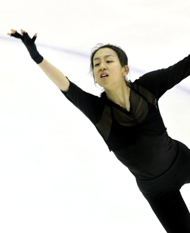 2010 ISU 세계 피겨스케이팅 선수권대회에 참가하는 '일본 피겨의 간판' 아사다 마오가 25일 밤 이탈리아 토리노 타졸리 빙상장에서 몸을 풀고 있다.