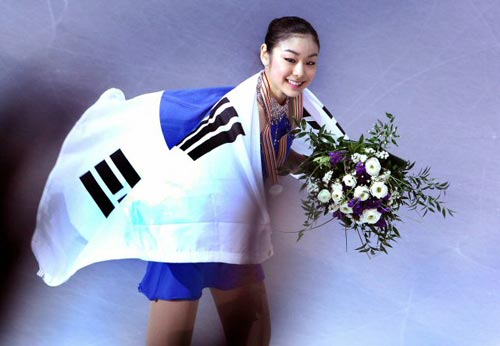 27일 이탈리아 토리노 팔라벨라 빙상장에서 열린 2010 ISU 세계 피겨스케이팅 여자 싱글, 쇼트프로그램에서 7위로 부진했던 김연아가 은메달을 차지한 후 관중들에게 인사를 하고 있다.