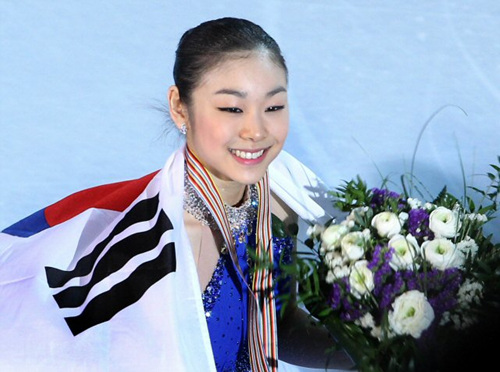 피겨퀸 김연아가 27일 오후 이탈리아 토리노 팔라벨라 빙상장에서 2010 ISU 세계 피겨스케이팅 선수권대회 여자 싱글 시상식을 마친 뒤 링크를 돌며 관중들에게 인사를 하고 있다.