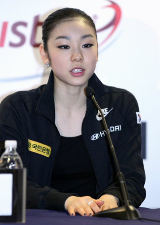 27일 오후 이탈리아 토리노 팔라벨라 빙상장에서 열린 2010 ISU 세계 피겨스케이팅 선수권대회 여자 싱글에서 은메달을 차지한 김연아가 공식 기자회견에서 취재진의 질문에 답하고 있다.