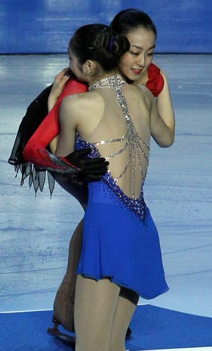 27일 오후 이탈리아 토리노 팔라벨라 빙상장에서 열린 2010 ISU 세계 피겨스케이팅 선수권 여자 싱글, 은메달을 차지한 김연아가 시상식에서 아사다 마오와 포옹하며 인사를 하고 있다.