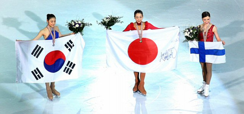 27일 오후 이탈리아 토리노 팔라벨라 빙상장에서 열린 2010 ISU 세계 피겨스케이팅 선수권대회 여자 싱글에서 은메달을 차지한 김연아가 시상식을 마친 뒤 아사다 마오, 라우라 레피스토와 함께 기념촬영을 하고 있다.
