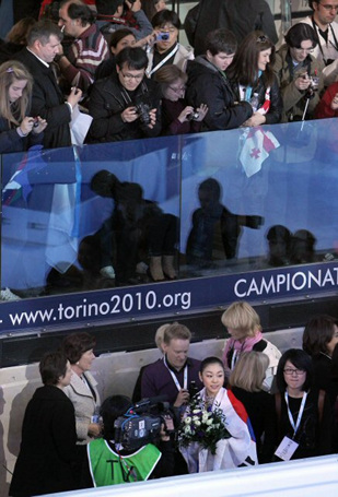 27일 오후 이탈리아 토리노 팔라벨라 빙상장에서 열린 2010 ISU 세계 피겨스케이팅 선수권대회 여자 싱글에서 관중들이 은메달을 차지한 김연아를 촬영하고 있다
