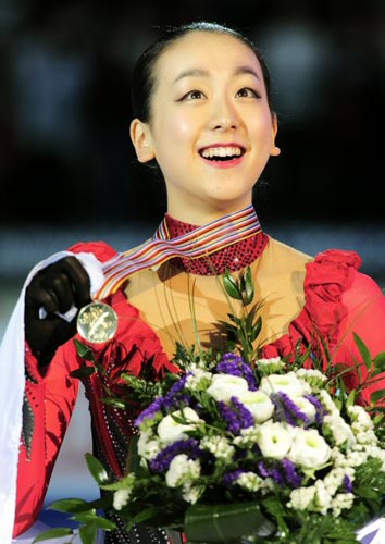 27일 이탈리아 토리노 팔라벨라 빙상장에서 열린 2010 ISU 세계 피겨스케이팅 여자 싱글, 금메달을 차지한 일본의 아사다 마오가 기뻐하고 있다.