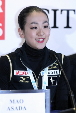 27일 오후 이탈리아 토리노 팔라벨라 빙상장에서 열린 2010 ISU 세계 피겨스케이팅 선수권대회 여자 싱글에서 금메달을 차지한 아사다 마오가 공식 기자회견에서 취재진의 질문에 답하고 있다.