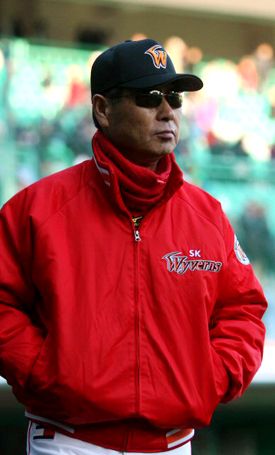 28일 오후 인천 문학구장에서 열린 프로야구 SK-한화전에서 6-3으로 승리해 역대 2번째 정규시즌 1100승을 달성한 SK 김성근 감독이 경기장을 떠나고 있다.