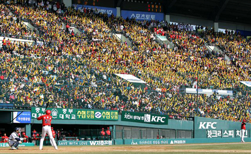 28일 오후 서울 잠실구장에서 벌어진 2010 프로야구 두산과 KIA 경기. 화창한 날씨 속에 경기장을 가득 메운 관중들이 열띤 응원을 하고 있다.