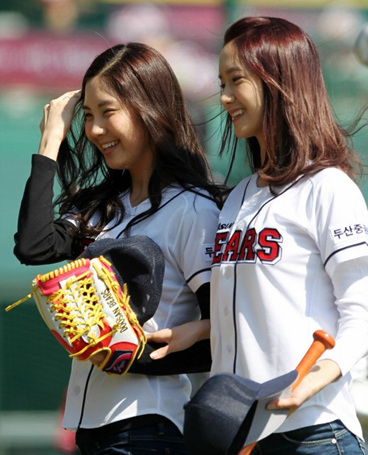 소녀시대 윤아와 서현이 28일 오후 서울 잠실구장에서 벌어진 2010 프로야구 두산과 KIA 경기에서 각각 시타와 시구를 한 뒤 환하게 웃고 있다.