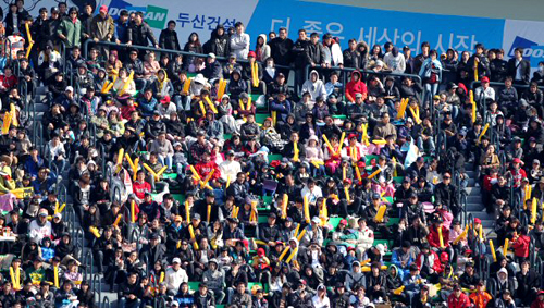 28일 오후 서울 잠실구장에서 벌어진 2010 프로야구 두산과 KIA 경기. 관중석과 스탠드, 통로까지 가득 메운 관중들이 열띤 응원을 하고 있다.