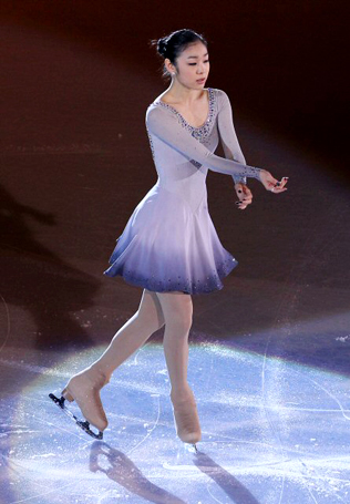 '피겨퀸' 김연아가 28일 오후 이탈리아 토리노 팔라벨라 빙상장에서 열린 2010 ISU 세계 피겨스케이팅 선수권대회 갈라쇼에서 멋진 연기를 선보이고 있다. 김연아는 이번 대회에서 총점 190.79점으로 여자 싱글 2위에 올랐다.