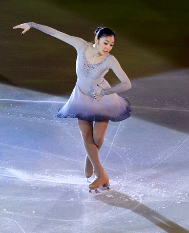 '피겨퀸' 김연아가 28일 오후 이탈리아 토리노 팔라벨라 빙상장에서 열린 2010 ISU 세계 피겨스케이팅 선수권대회 갈라쇼에서 멋진 연기를 선보이고 있다. 김연아는 이번 대회에서 총점 190.79점으로 여자 싱글 2위에 올랐다.