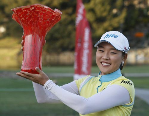 28일(현지시간) 미국 캘리포니아주 칼스배드의 라코스타 골프장에서 열린 미국여자프로골프(LPGA) 투어 KIA클래식, 초청 선수로 출전해 우승을 차지한 서희경이 트로피를 들고 기뻐하고 있다. 서희경은 지난해 한국여자프로골프(KLPGA) 시즌 5승으로 대상, 상금왕, 다승왕, 최저타수상을 석권한 국내 골프 1인자로 LPGA 투어 사상 19번째 비회원 챔피언에 올랐다.