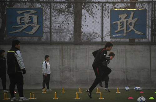 afc챔피언스리그 베이징궈안과의 조별리그 4차전을 벌이기 위해 베이징에 입성한 성남일화가 29일 저녁 베이징 셴눙탄 경기장 보조구장에서 훈련을 했다. 어두운 조명아래에서 선수들이 훈련을 하고 있는 모습이다.