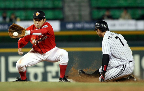 30일 오후 서울 잠실구장에서 열린 2010 프로야구 LG와 SK의 경기. 3회말 수비 실책으로 LG 오지환이 행운의 안타를 만들고 2루까지 진루하고 있다.