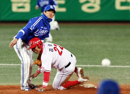 30일 광주 무등경기장에서 벌어진 `2010 프로야구' KIA 타이거즈와 삼성 라이온스의 경기에서 4회말 2사 만루때 KIA 9번타자 이현곤의 병살타로 1루주자 김상훈이 2루에서 포스 아웃되고 있다.