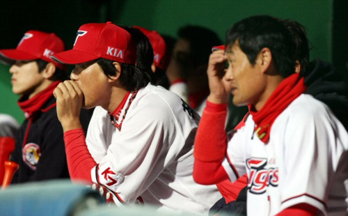 KIA 타이거즈 선수들이 30일 광주 무등경기장에서 벌어진 `2010 프로야구' 삼성 라이온스와의 경기에서 1-6으로 역전패하자 심각한 표정을 짓고 있다.