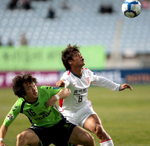 30일 오후 전주 월드컵경기장에서 벌어진 2010 아시아축구연맹 챔피언스리그. 전북 현대 신광훈과 중국 창춘 야타이의 두젠유가 골을 다투고 있다.