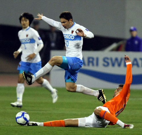 30일 중국 산둥성 지난에서 열린 AFC(아시아축구연맹)챔피언스리그 포항스틸러스와 중국 산둥루넝과의 경기에서 포항 모따가 드리블도중 산둥수비수를 피하고 있다.