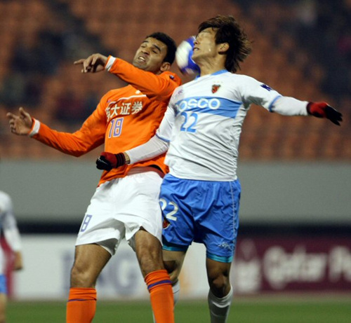 30일 중국 산둥성 지난에서 열린 AFC(아시아축구연맹)챔피언스리그 포항스틸러스와 중국 산둥루넝과의 경기에서 포항 노병준과 산둥 로다안타르가 공중볼 다툼을 하고 있다.