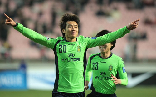 30일 오후 전주 월드컵경기장에서 벌어진 2010 아시아축구연맹 챔피언스리그. 전북 현대 이동국이 중국 창춘 야타이를 상대로 첫 골을 넣은 후 세레모니를 하고 있다.