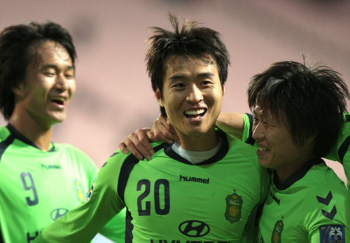 30일 오후 전주 월드컵경기장에서 벌어진 2010 아시아축구연맹 챔피언스리그. 전북 현대 이동국이 중국 창춘 야타이를 상대로 첫 골을 넣은 후 동료들과 기뻐하고 있다.