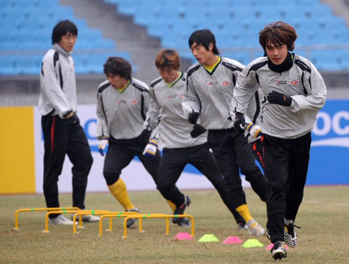 AFC 챔피언스리그 베이징궈안과의 조별리그 4차전을 하루 앞둔 30일 오전 성남일화가 경기가 열리는 장소인 베이징노동자경기장에서 훈련을 하고 있다.