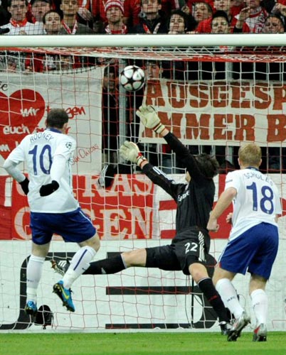 맨유 웨인 루니(왼쪽)가 바이에른 뮌헨 한스 외르그 부트 골키퍼의 수비를 뚫고 선취골을 넣고 있다.