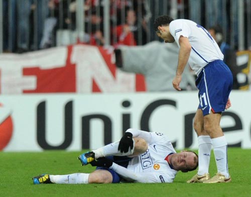 30일(현지시간) 독일 뮌헨 알리안츠아레나에서 열린 유럽축구연맹(UEFA) 챔피언스리그 8강 1차전 바이에른 뮌헨(독일)-맨체스터 유나이티드(잉글랜드 / 이하 맨유) 경기, 맨유 웨인 루니(왼쪽)가 경기 중 부상을 당해 그라운드에 쓰러져 있는 가운데 팀 동료 라이언 긱스가 부상 상태를 확인하고 있다. 박지성이 선발 출장해 70여분간 활약한 이 경기에서 맨유는 바이에른 뮌헨에 1대2로 역전패 했다.