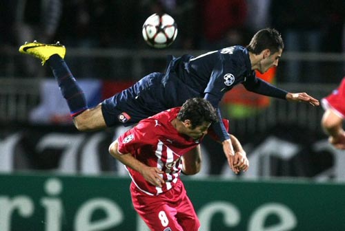 30일(현지시간) 프랑스 리옹에서 열린 유럽축구연맹(UEFA) 챔피언스리그 8강 1차전 올림피크 리옹(프랑스)-보르도(프랑스) 경기, 리옹 막심 고날론스와 보르도 요안 구어쿠프가 볼다툼을 벌이고 있다.
