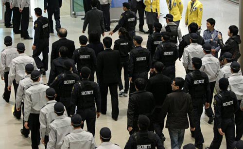 ‘피겨 여왕’ 김연아가 31일 인천공항을 통해 귀국, 경찰과 안전요원들의 경호를 받으며 입국장을 빠져나가고 있다.